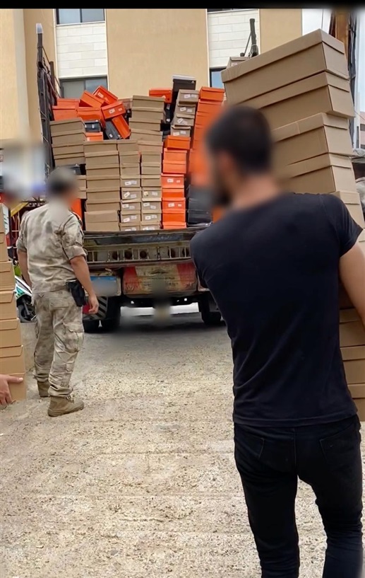 بالصور: دهم مستودع ومصادرة ألبسة مهرّبة في صور